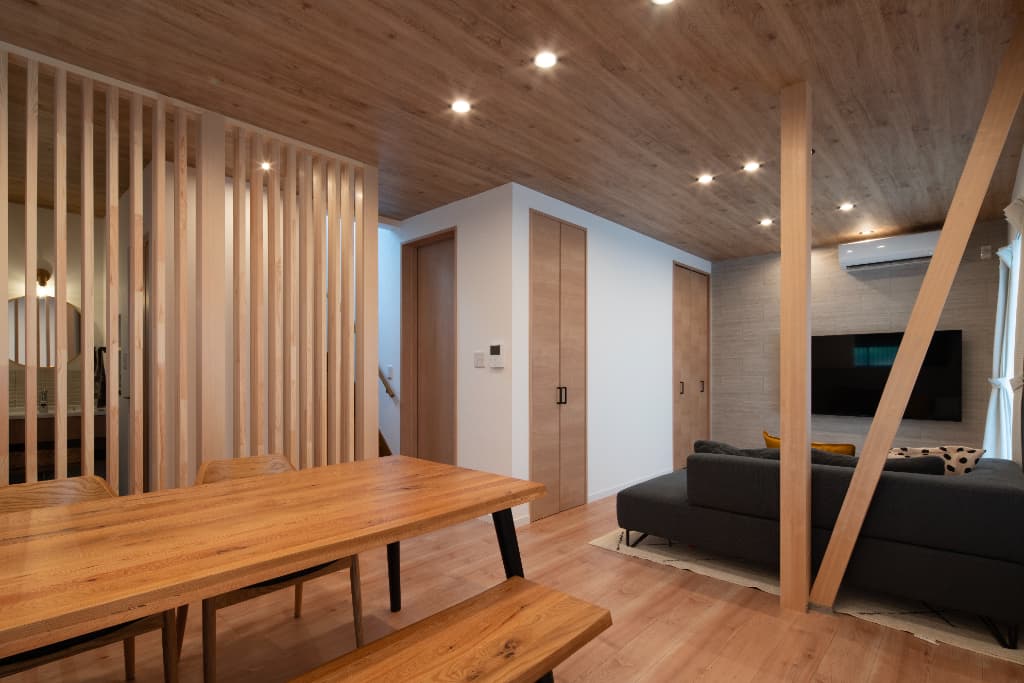 木の温もりと格子が映える、ウッドモダンリノベーション🪵 画像