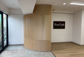 格子で高級感溢れるエントラスに☆ アイキャッチ画像