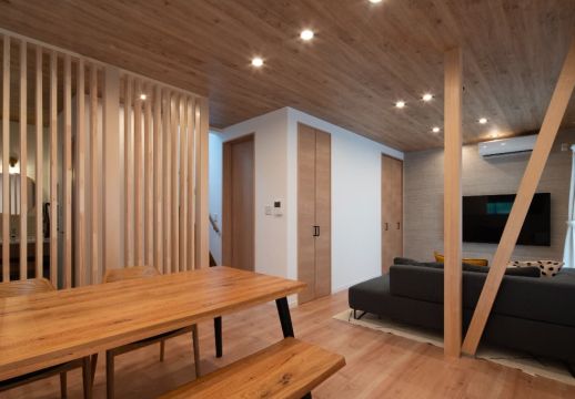 木の温もりと格子が映える、ウッドモダンリノベーション🪵 アイキャッチ画像