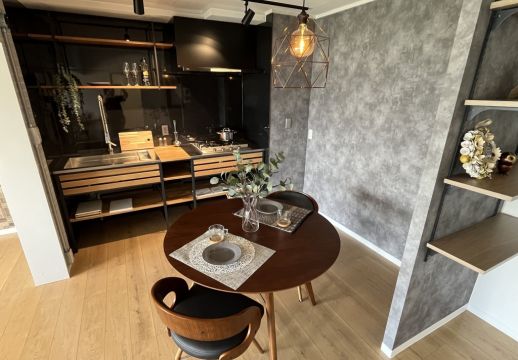 木とブラックアイアンのキッチンリノベ アイキャッチ画像