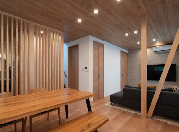 木の温もりと格子が映える、ウッドモダンリノベーション🪵 アイキャッチ画像